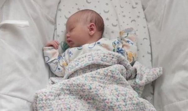 在9年流产20多次后，妈妈迎来了“奇迹”女儿