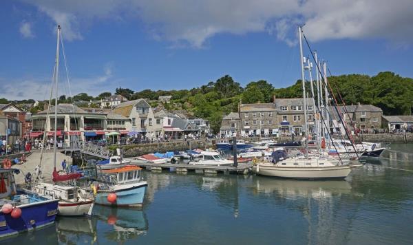 一个名为“英国马加鲁夫”的海滨小镇，到处都是讨厌的青少年和醉酒的游客