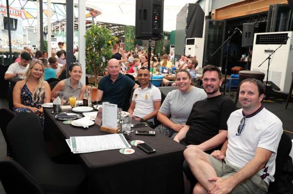 “心碎但自豪”：迪拜女足世界杯决赛现场的英格兰球迷